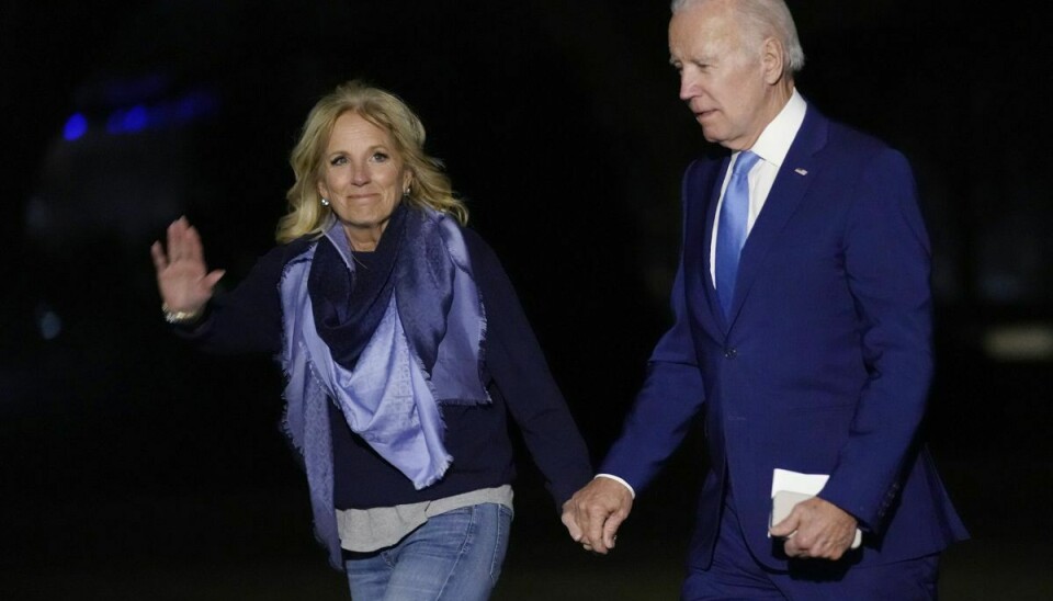 USA's førstedame, Jill Biden, havde sin mand, Joe Biden, ved sin side, da hun onsdag var på et militær hospital for at få fjernet kræftvæv.