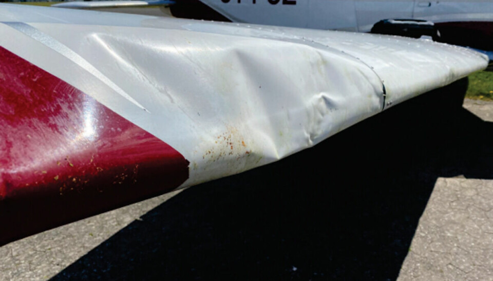 Flyet fik skader flere steder efter sammenstødet.