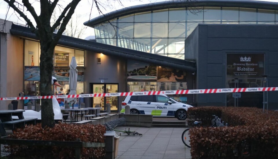 Ifølge vidner er en mand fundet i omklædningsrum ved en svømmehal i Kolding lørdag morgen med strips om hænderne. Ifølge vidner er en mand fundet i omklædningsrum ved en svømmehal i Kolding lørdag morgen med strips om hænderne.