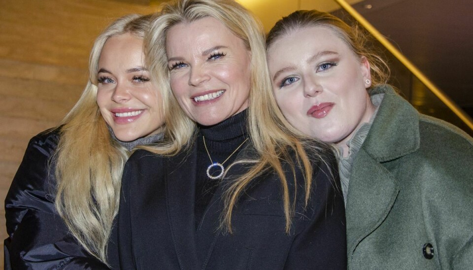 Katerina Pitzner omgivet af to af sine tre døtre på sin 52-års fødselsdag i Operaen. De kærlige piger er Elvira og Ophelia.