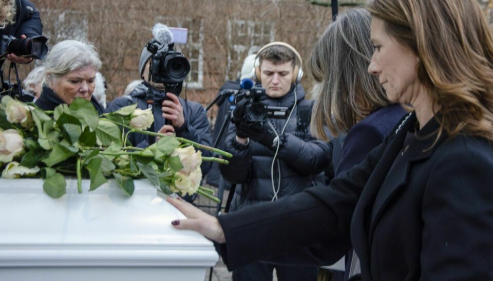 Barnebarnet Camilla Hjælmhof sagde farvel til sin mormor i kisten placeret i rustvognen.