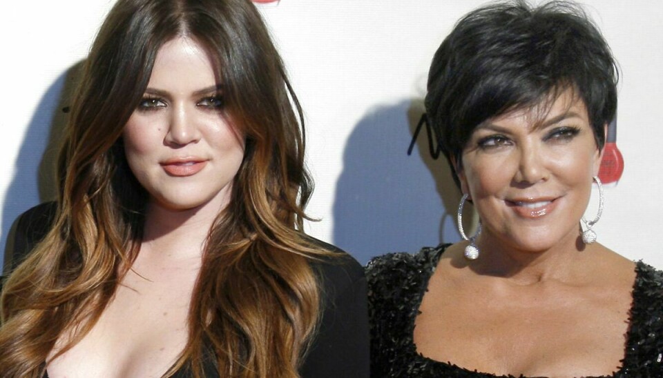 Kris Jenner (th) ses her sammen med sin datter Khloe Kardashian.