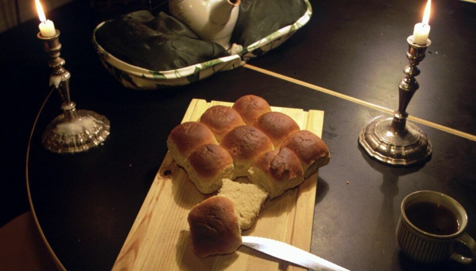 Helligdagen, hvor de klassiske hveder normalt blev spist aftenen før, store bededag, står til at blive sløjfet. Dog kan der for de månedslønnede komme en smule ekstra i lønposen. (Arkivfoto). Helligdagen, hvor de klassiske hveder normalt blev spist aftenen før, store bededag, står til at blive sløjfet. Dog kan der for de månedslønnede komme en smule ekstra i lønposen. (Arkivfoto).
