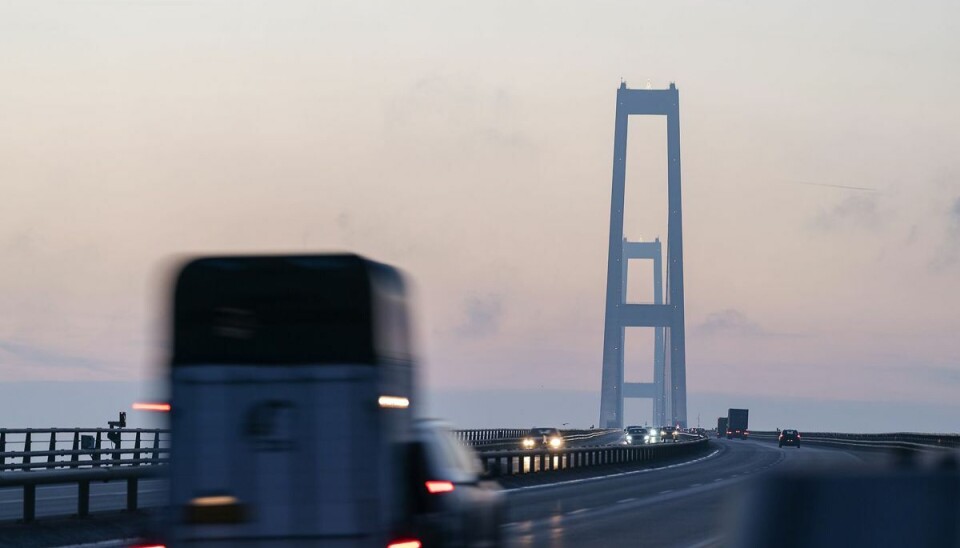 Onsdag morgen er det stadig forbudt for vindfølsomme køretøjer at passere Storebæltsbroen. Onsdag morgen er det stadig forbudt for vindfølsomme køretøjer at passere Storebæltsbroen.