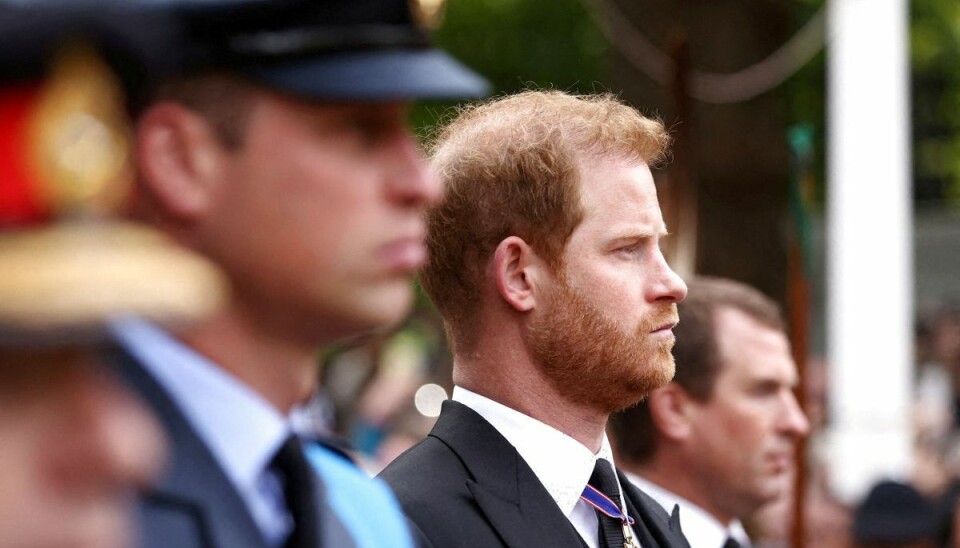 Et skænderi mellem prins William (til venstre) og prins Harry (til højre) i 2019 udviklede sig ifølge Harry fysisk. Her ses de to brødre til dronning Elizabeths begravelse i september. Et skænderi mellem prins William (til venstre) og prins Harry (til højre) i 2019 udviklede sig ifølge Harry fysisk. Her ses de to brødre til dronning Elizabeths begravelse i september.