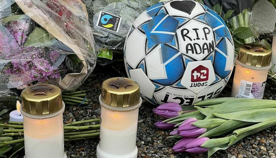 Der er lagt blomster og sat lys på det sted i Kolding, hvor den 26-årige Adan Tirow natten til 1. januar blev stukket ned.