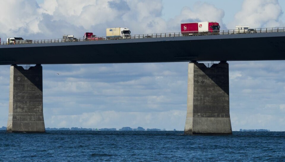 Det er forbudt at køre med vindfølsomme køretøjer på Storebæltsbroen. Det er forbudt at køre med vindfølsomme køretøjer på Storebæltsbroen.