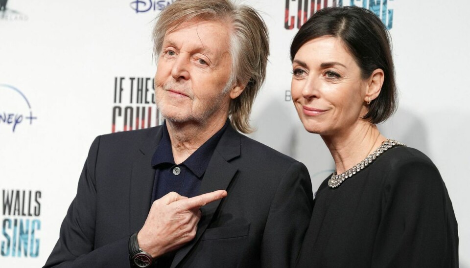 Sir Paul med sin datter Mary, som har lavet filmen om de berømte studier. Sir Paul med sin datter Mary, som har lavet filmen om de berømte studier.