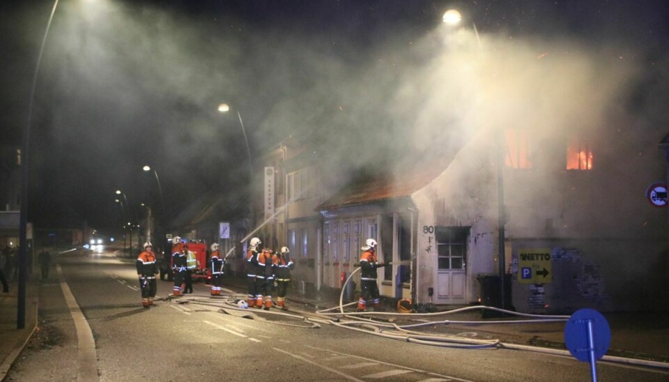 Da brandfolkene ankom var huset allkerede overtændt. Det brændte efterfølgende helt ned.