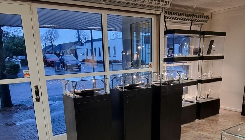 Det har krævet en masse hårdt arbejde at genopbygge forretningen. Det har krævet en masse hårdt arbejde at genopbygge forretningen.
