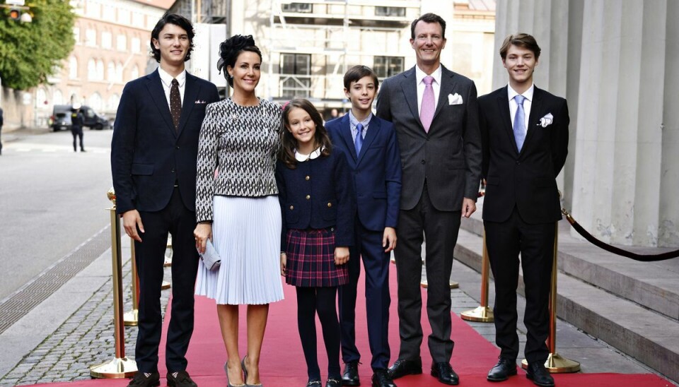 Prins Joachim og hans familie. Fra venstre grev Nikolai, prinsesse Marie, komtesse Athena, grev Henrik, prins Joachim og grev Felix. Prins Joachim og hans familie. Fra venstre grev Nikolai, prinsesse Marie, komtesse Athena, grev Henrik, prins Joachim og grev Felix.