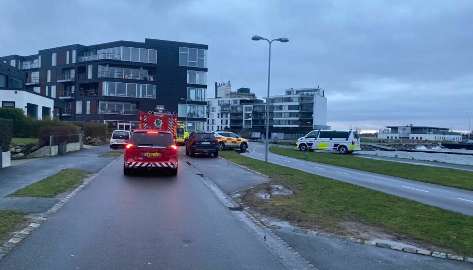 En person er fundet død i vandet på Kystvej i Nykøbing Falster.