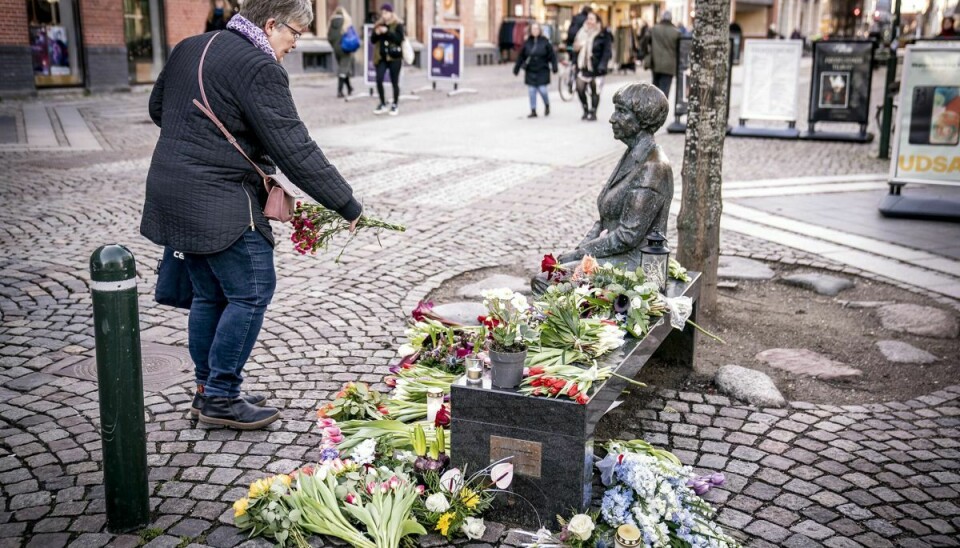 Der blev lagt blomster ved Lise Nørgaard-statuen på gågaden i Roskilde, da det kom frem, at den folkekære journalist og forfatter var død.