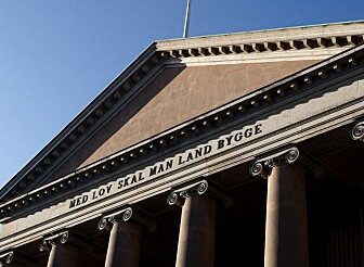 Overfaldt ung mand med sabel