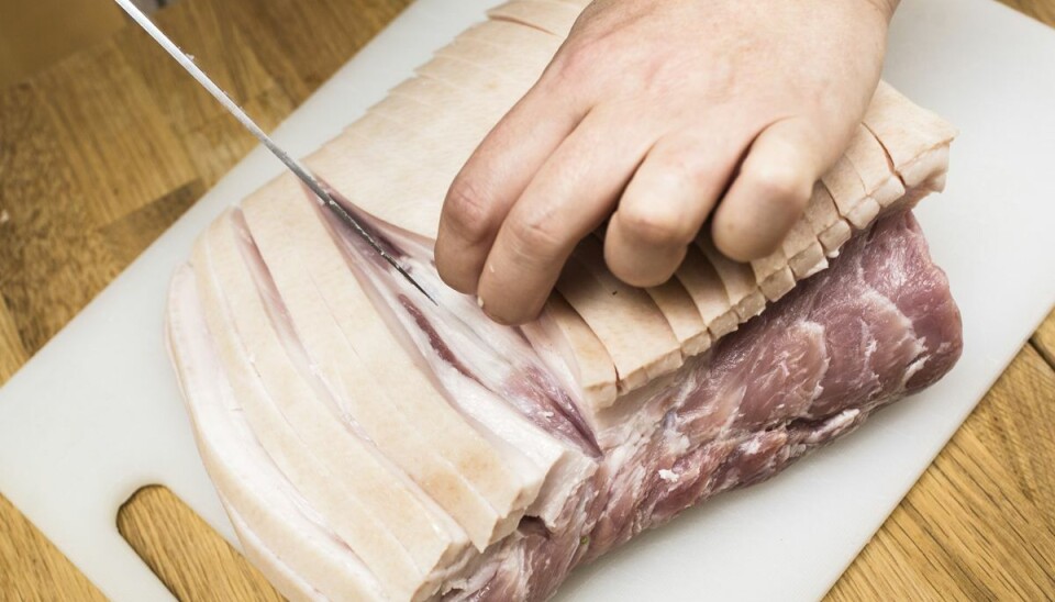 En utilberedt flæskesteg røg gennem naboens rude, efter manden havde smadret den med en sten. En utilberedt flæskesteg røg gennem naboens rude, efter manden havde smadret den med en sten.