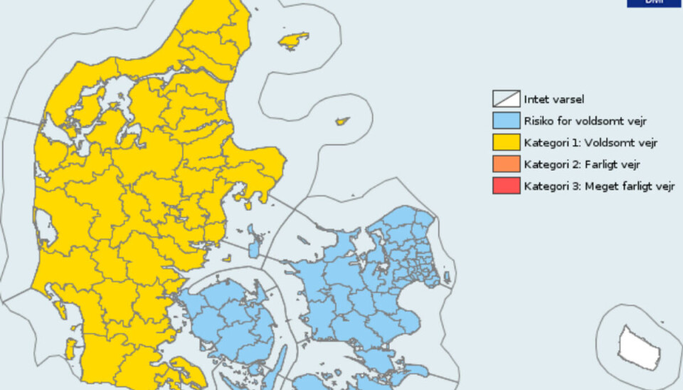 DMI har udsendt varsel om kraftig regn over Jylland, mens der er udsendt risikomelding om kraftig regn over Fyn, Sjælland og Øerne. DMI har udsendt varsel om kraftig regn over Jylland, mens der er udsendt risikomelding om kraftig regn over Fyn, Sjælland og Øerne.