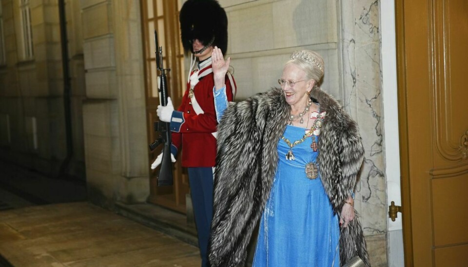 Dronning Margrethe hilste på de mange fremmødte, inden hun trådte ind til dette års nytårstaffel ved Christian VII's palæ.