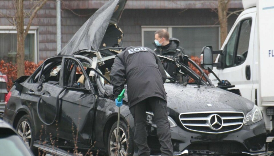 Mercedes sprængt i smadder med fyrværkeri.