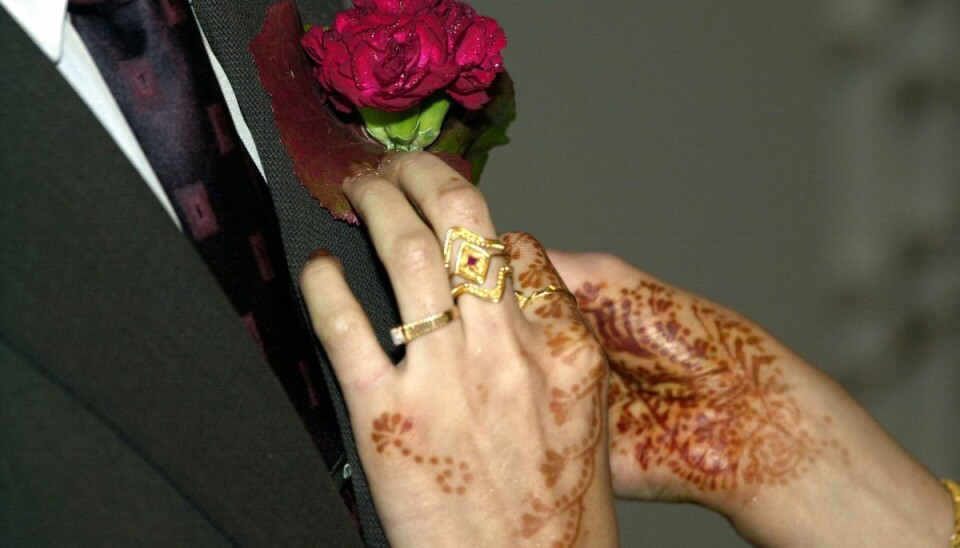 Pakistansk bryllup. På billedet ses brudens hænder som er ved at hjælpe gommen med hans knaphulsblomst. Pakistansk bryllup. På billedet ses brudens hænder som er ved at hjælpe gommen med hans knaphulsblomst.