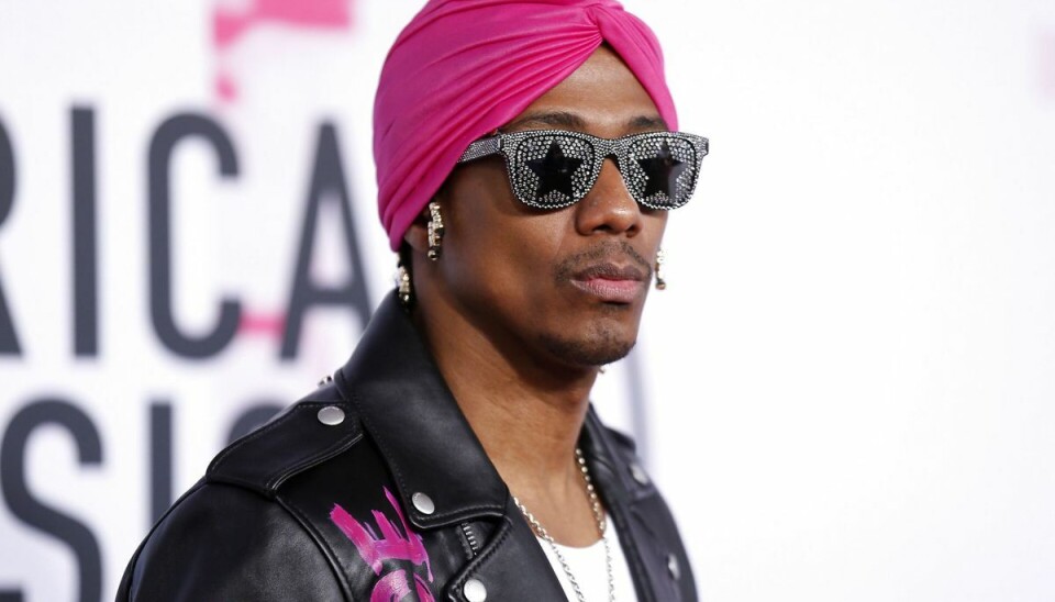 Nick Cannon fyrer den af - igen og igen. Nick Cannon fyrer den af - igen og igen.