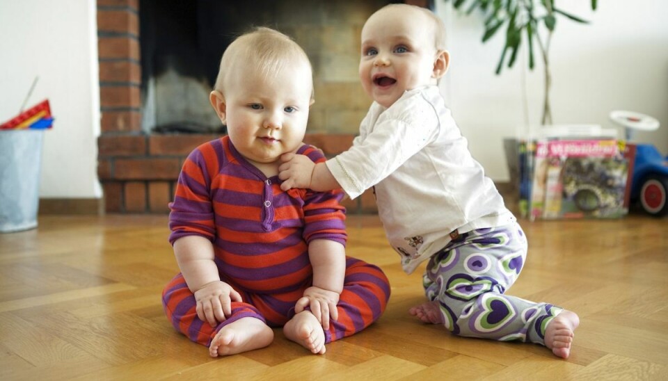 Børnene er i gennemsnit ti måneder, når de bliver bortadopteret. Men forsker sår tvivl om, hvorvidt det er en god idé. Børnene er i gennemsnit ti måneder, når de bliver bortadopteret. Men forsker sår tvivl om, hvorvidt det er en god idé.