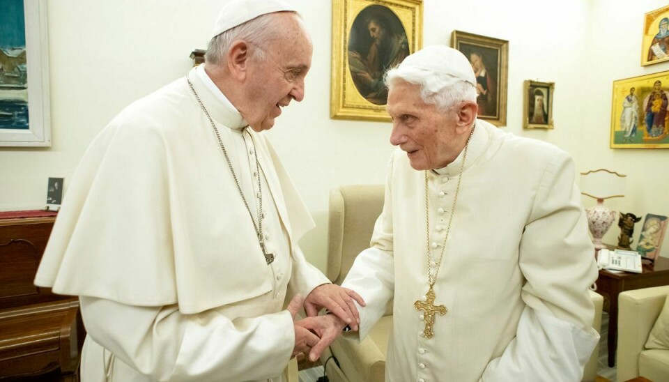 Pave emeritus Benedikt (th) sammen med den nuværende pave Frans.