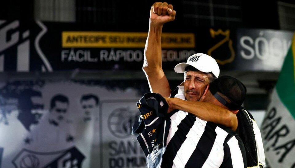 Følelserne sad ude på tøjet på fans a Pelé, der torsdag sørgede over fodboldlegendes død i hans hjemby, Santos.