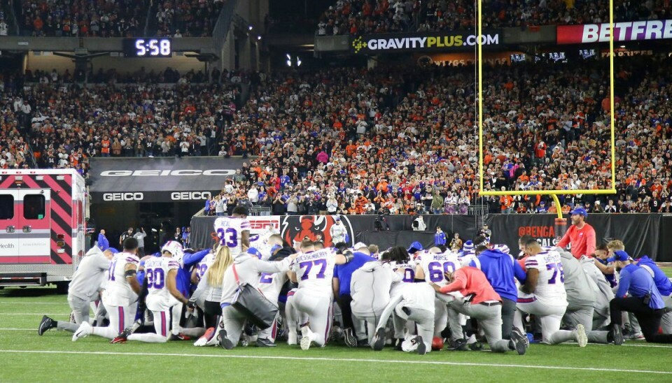 Buffalo Bills-spillerne samlet i bøn mens ambulancen kører afsted med Damar Hamlin. Buffalo Bills-spillerne samlet i bøn mens ambulancen kører afsted med Damar Hamlin.