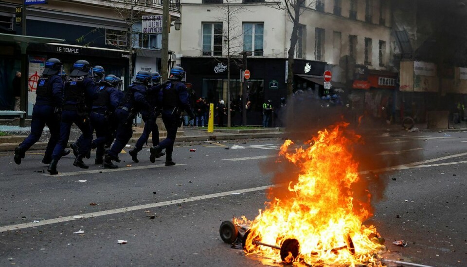 Igen lørdag kom det til kampe mellem kampklædte betjente og demonstranter i Paris.