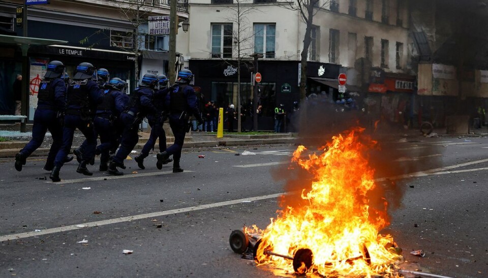 Igen lørdag kom det til kampe mellem kampklædte betjente og demonstranter i Paris. Igen lørdag kom det til kampe mellem kampklædte betjente og demonstranter i Paris.
