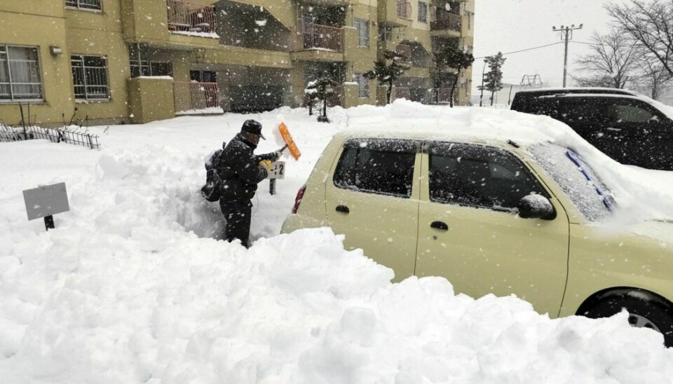 Kraftigt snefald hærger dele af Japan. Manden her rydder sne i Kitami, Hokkaido den 24. december.