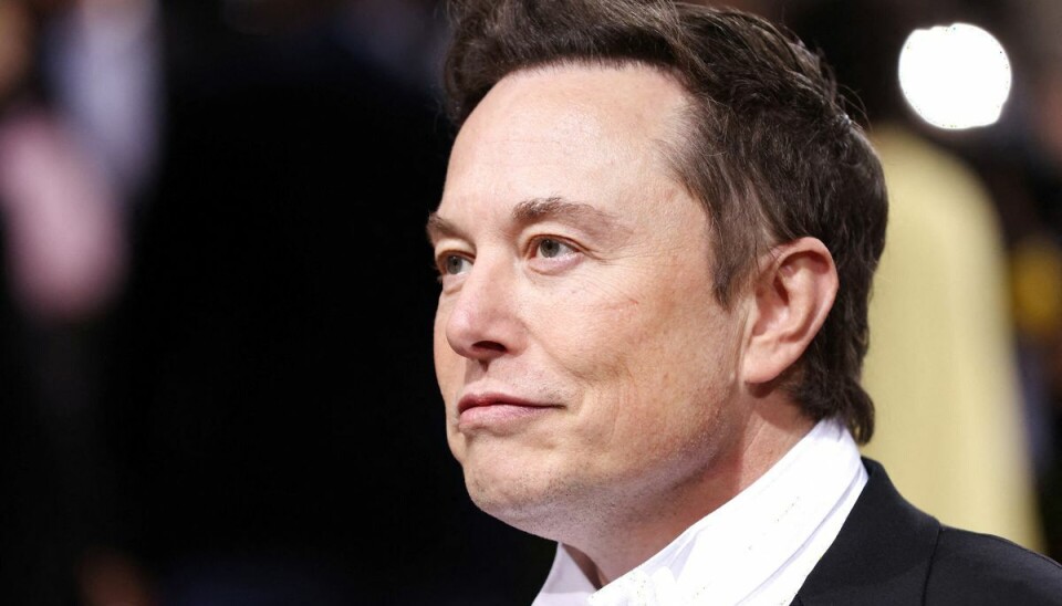 Elon Musk har mistet over halvdelen af sin formue. Elon Musk har mistet over halvdelen af sin formue.