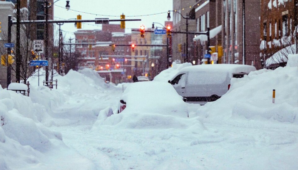 Flere køretøjer er fanget under snemasserne i byen Buffalo i delstaten New York, der er ramt af 'århundredets snestorm', sagde guvernør Kathy Hochul mandag. Flere køretøjer er fanget under snemasserne i byen Buffalo i delstaten New York, der er ramt af 'århundredets snestorm', sagde guvernør Kathy Hochul mandag.