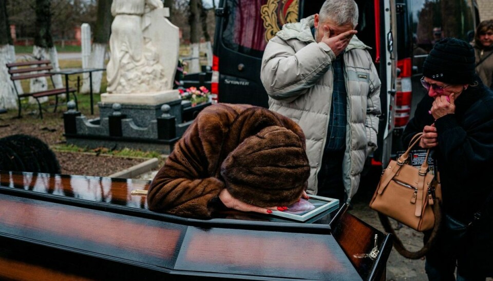 En mor i sorg ved sin dræbte datters kiste i byen Kherson i det sydlige Ukraine. Datteren blev dræbt under de russiske bombardementer af byen. Kherson blev befriet af de ukrainske styrker i sidste måned.