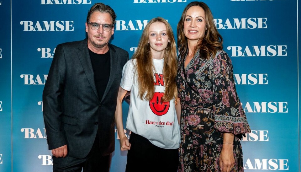 Anders W. Berthelsen har sammen med sin hustru, Christina Pind, datteren Vigga, som også gerne vil være skuespiller. Han vil støtte hende i alt, men har ingen planer om at bane vejen for hende. (PR-foto). Anders W. Berthelsen har sammen med sin hustru, Christina Pind, datteren Vigga, som også gerne vil være skuespiller. Han vil støtte hende i alt, men har ingen planer om at bane vejen for hende. (PR-foto).
