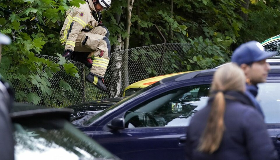 Politiet i Göteborg har afspærret et område omkring et plejehjemscenter i bydelen Olivedal, hvor der tidligere torsdag indløb en advarsel om en snarlig eksplosion. Politiet oplyser, at de jager en mand, der sættes i forbindelse med en voldsom eksplosion tirsdag i en boligblok i den svenske by.