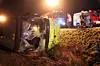 Bussen væltede om på siden. Motorvej A24 mellem Wöbbelin og Hagenow blev spærret på grund af ulykken.
