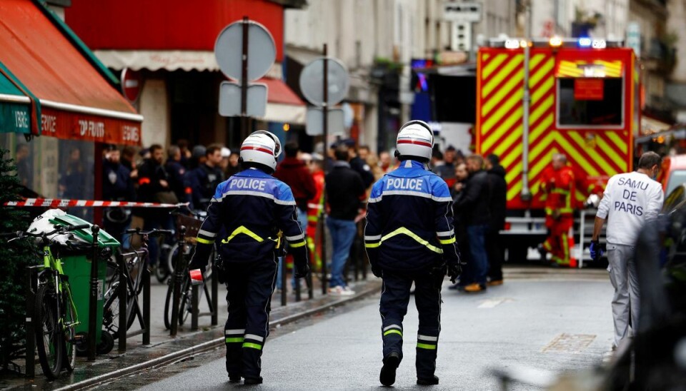 Tre personer er dræbt og tre andre er såret efter et skyderi i det centrale Paris fredag. En af de sårede er i kritisk tilstand. Skyderiet blev indledt på et kurdisk center. Det oplyser politiet i den franske hovedstad. Tre personer er dræbt og tre andre er såret efter et skyderi i det centrale Paris fredag. En af de sårede er i kritisk tilstand. Skyderiet blev indledt på et kurdisk center. Det oplyser politiet i den franske hovedstad.