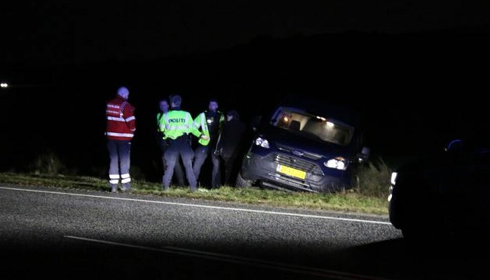 Handicapbussen kom pludselig på afveje og endte i en grøft. Handicapbussen kom pludselig på afveje og endte i en grøft.