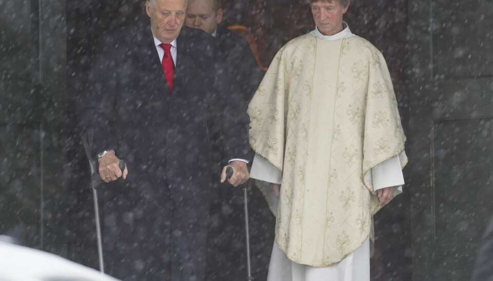 Kong Harald dukkede op til julegudstjeneste på krykker. Kong Harald dukkede op til julegudstjeneste på krykker.