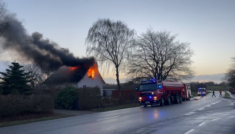 En villa er opslugt af flammer på Padborgvej i Kruså. En villa er opslugt af flammer på Padborgvej i Kruså.