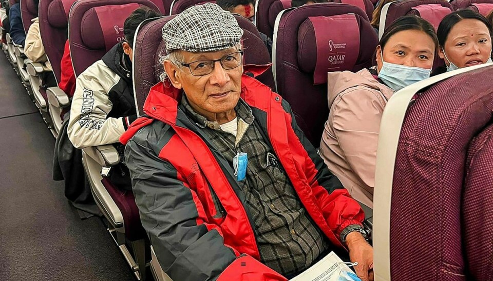 78-årige Charles Sobhraj, der er dømt for flere drab, blev fredag løsladt grundet sin fremskredne alder. Her ses han om bord på et fly med kurs mod Paris.