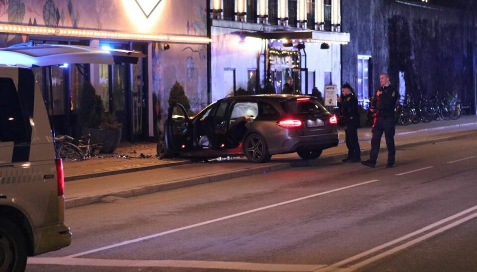 En bil ses her ved Tivoli med helt smadret front. En bil ses her ved Tivoli med helt smadret front.
