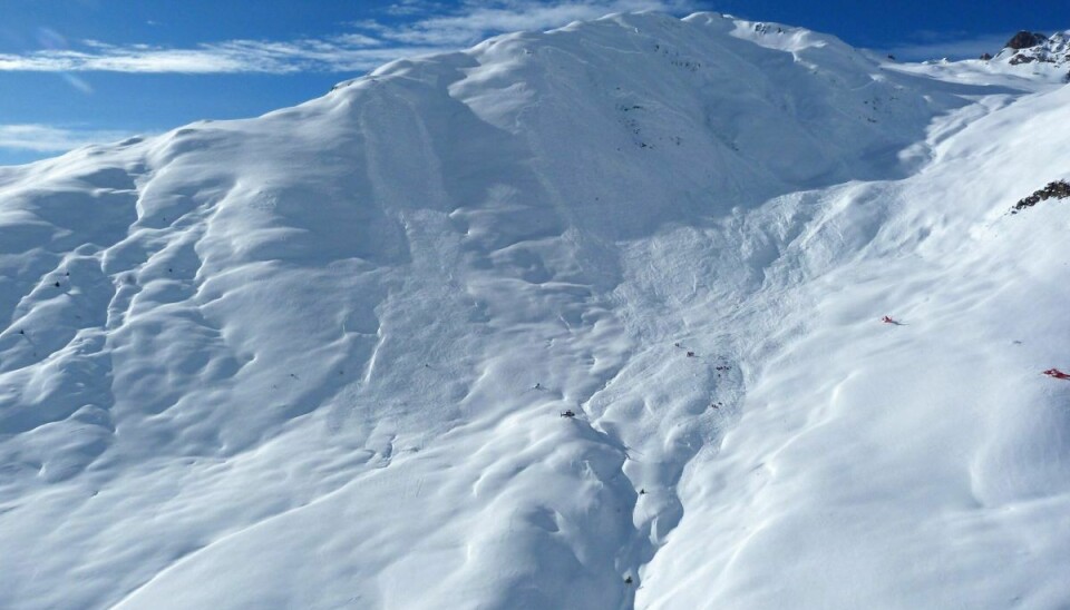 Helikoptere og hunde hjælper redningsmandskab i Østrig med at lede efter omkring ti skiløbere, der frygtes at være begravet i snemasserne. (Arkivfoto)