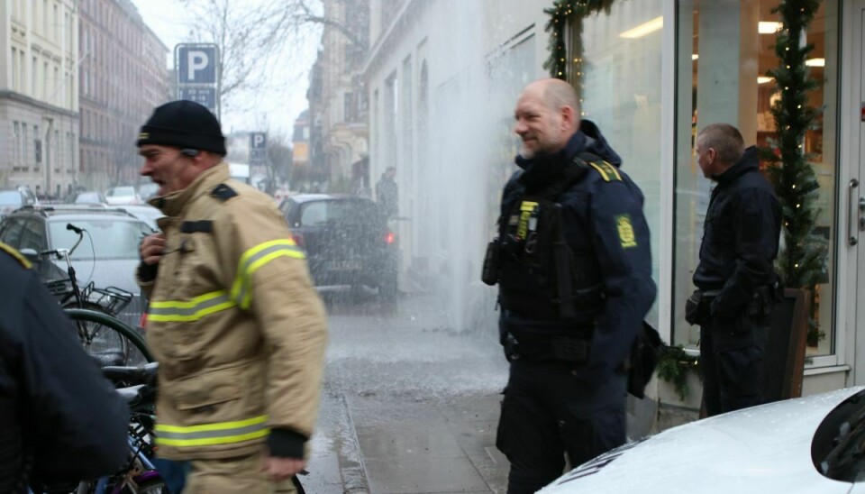 En biljagt i København endte med at den jagede bilist kørte ind i en brandhane.