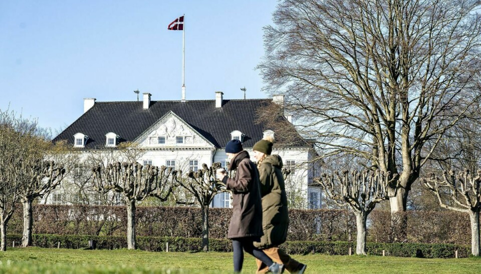 Den kongelige familie har i mange år fejret jul på Marselisborg Slot. I år er det anderledes, da hverken kronprins Frederik eller prins Joachim gør dronningen selskab. De fejrer jul i udlandet. (Arkivfoto).