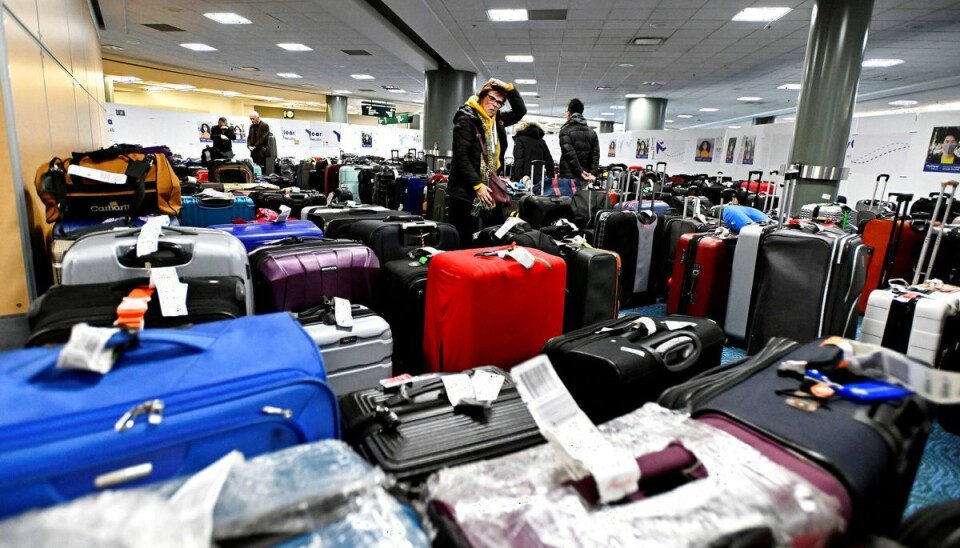 Også i Canada skaber stormen problemer. Her leder passagerer efter bagage, efter at fly er blevet aflyst i Vancouver. Også i Canada skaber stormen problemer. Her leder passagerer efter bagage, efter at fly er blevet aflyst i Vancouver.