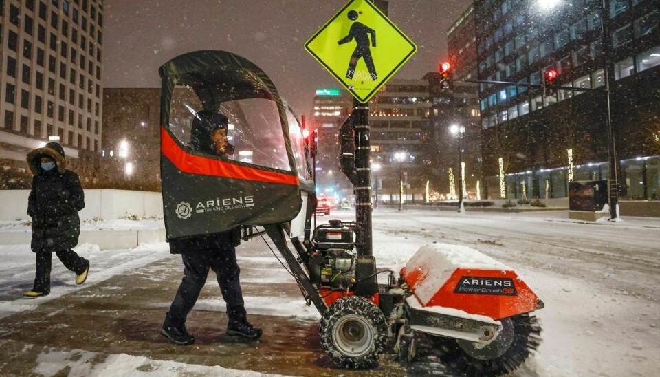 I Chicago forsøger en mand at rydde sne på et fortov ved Union Station torsdag.