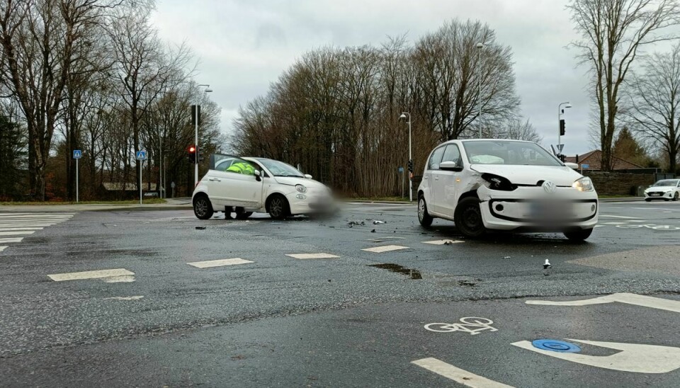 Tre biler kørte torsdag formiddag sammen ved et lyskryds i Esbjerg. En person er stukket af.
