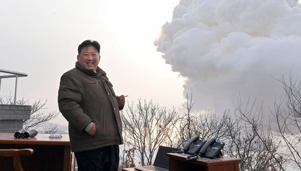 Nordkoreas leder, Kim Jong-un, så tilfreds ud, da landet torsdag gennemførte test af et nyt våbensystem til affyring af missiler. Nordkoreas leder, Kim Jong-un, så tilfreds ud, da landet torsdag gennemførte test af et nyt våbensystem til affyring af missiler.